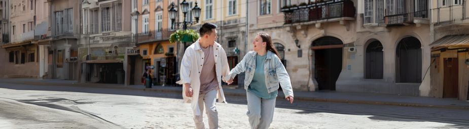 Illustration of Brugia malayi infection showing lymphatic system impact and key symptoms like lymphedema and lymphadenopathy.