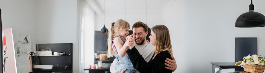 Cefuroxime antibiotic tablets and oral suspension for treating bacterial infections like sinusitis and UTIs.