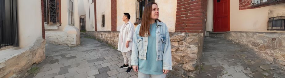 Close-up of an inflamed eye with redness, highlighting symptoms of a corneal ulcer and the importance of early treatment.