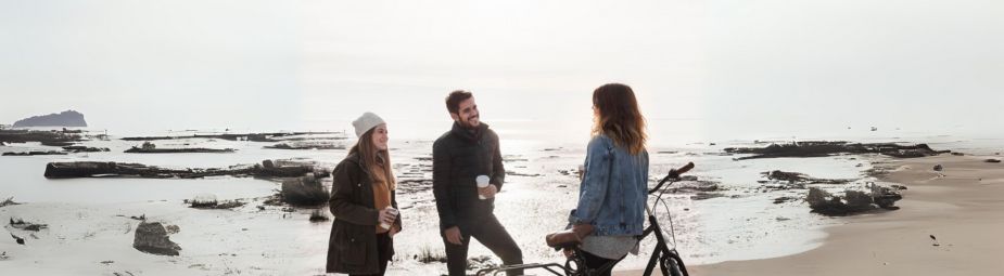 Illustration of cystine kidney stones with a focus on cystinuria symptoms and treatment methods.