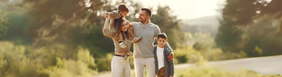 Illustration depicting the effects of Gaucher disease on organs like the spleen and liver, highlighting symptoms and treatment approaches.