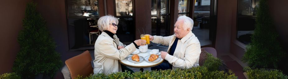 Illustration of mixed cellularity Hodgkin lymphoma highlighting symptoms, diagnosis, and treatment approaches.