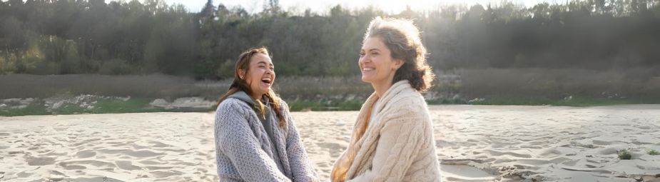 Close-up of an inflamed nail fold showing redness and swelling, illustrating paronychia symptoms and its treatment options.