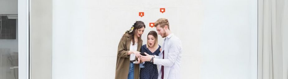 Close-up of a swollen tonsil with pus, illustrating a peritonsillar abscess and its symptoms for educational purposes.