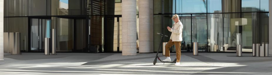 Illustration of Richter's transformation progression from CLL to aggressive lymphoma with key symptoms highlighted.