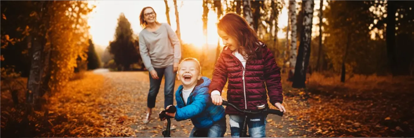Medical illustration showing lymph node swelling and histiocyte accumulation in sinus histiocytosis.