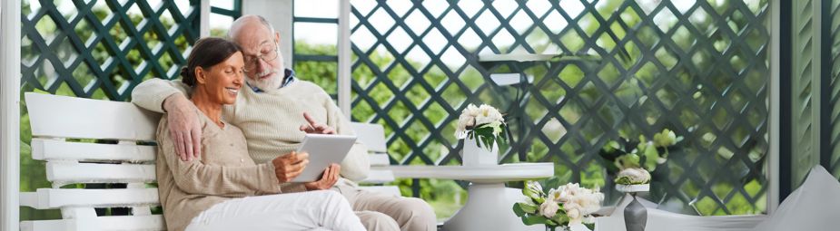 Illustration of Sjogren's syndrome symptoms, including dry eyes and mouth, highlighting treatment and diagnosis options.