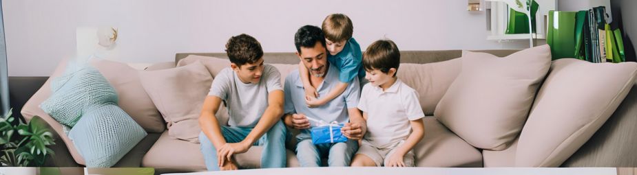 Illustration of testicular torsion showing twisted spermatic cord, highlighting symptoms and emergency treatment steps.