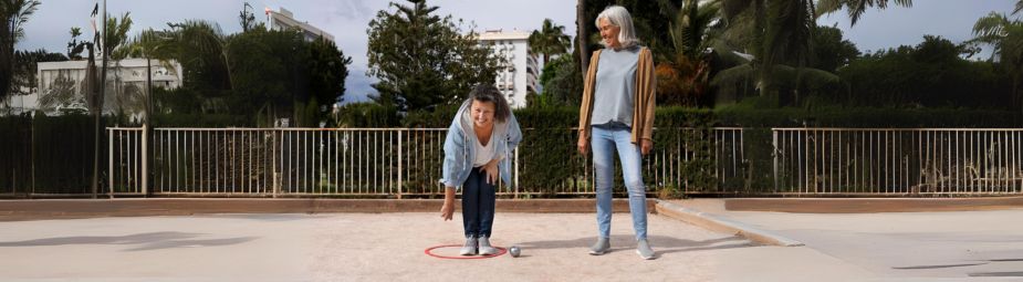 Microscopic view of bacteria in urine, highlighting asymptomatic bacteriuria and its diagnosis and treatment options.