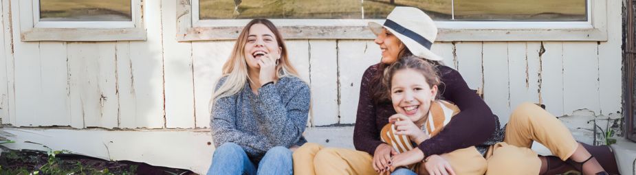 Pregnant woman experiencing severe nausea and vomiting, highlighting symptoms and treatment options for hyperemesis gravidarum.