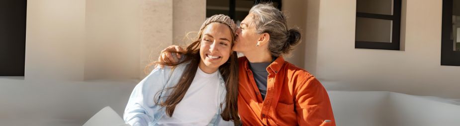 Illustration of metrorrhagia symptoms and treatment options, highlighting abnormal uterine bleeding causes and solutions.