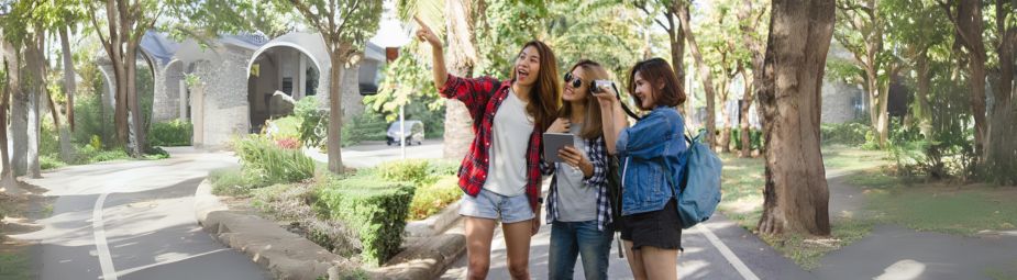 Illustration of vaginismus treatment methods, highlighting pelvic floor therapy, dilators, and relaxation techniques for symptom relief.