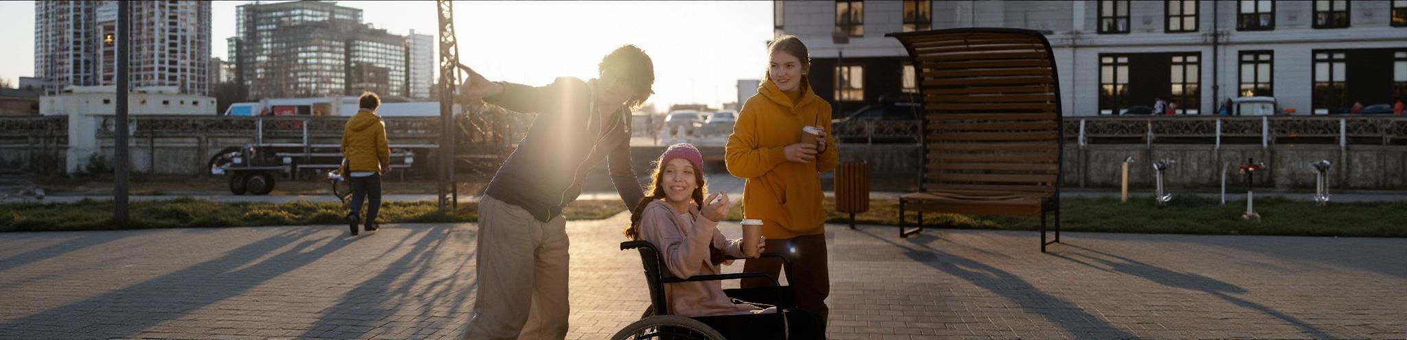 Close-up of melatonin pills and a clock symbolizing the sleep-wake cycle and the importance of timing for effective use.