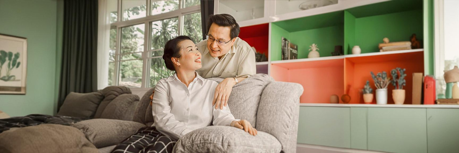 Doctor reviewing genetic test results for polycystic kidney disease (PKD) with a patient, highlighting early diagnosis benefits.
