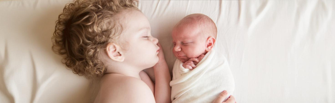Microscopic view of fluorescence in situ hybridization (FISH) highlighting chromosomal abnormalities using fluorescent DNA probes.