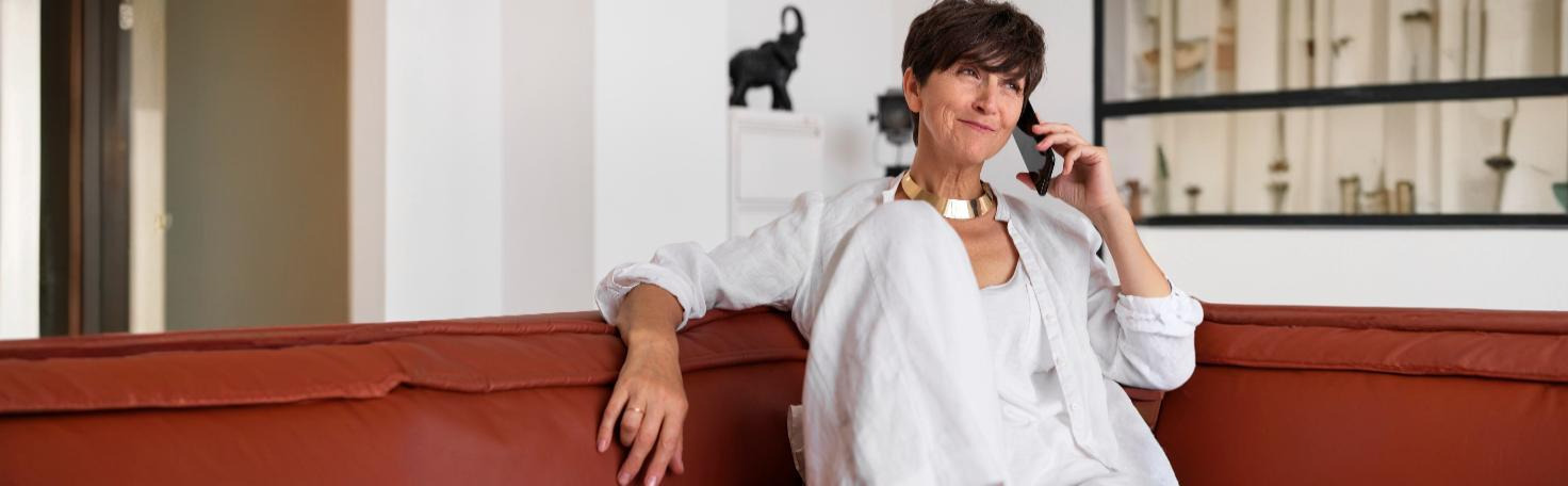 Surgeon performing laparoscopic adrenalectomy to treat primary hyperaldosteronism with minimally invasive techniques.