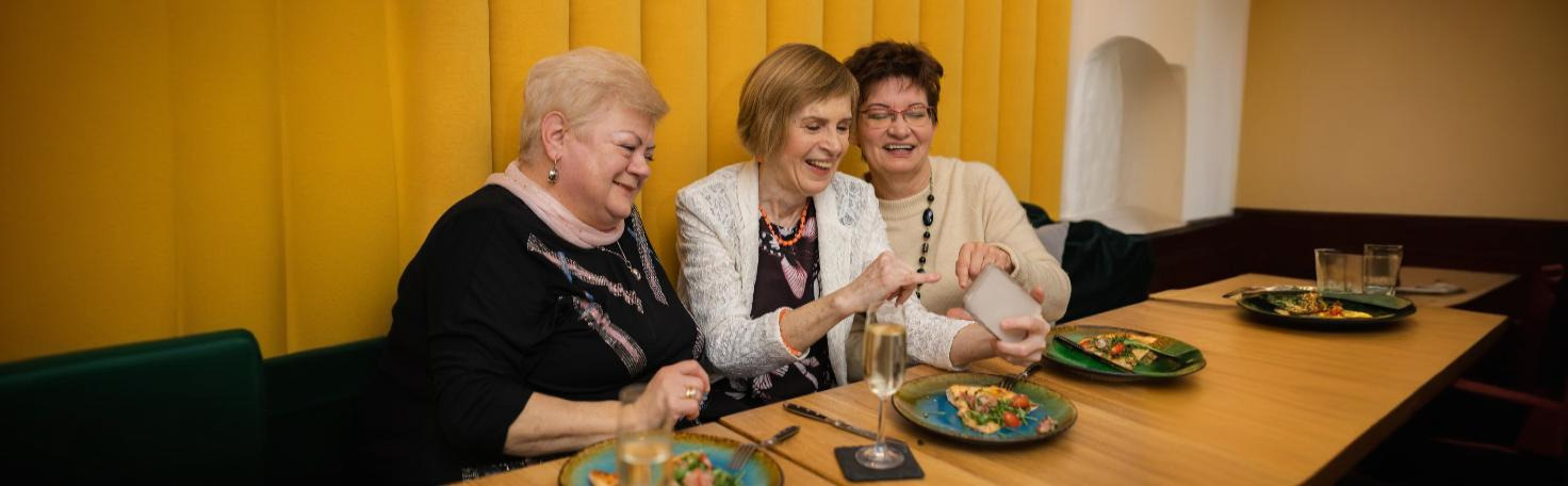 Surgeon performing minimally invasive endoscopic thyroidectomy for thyroid cancer treatment.