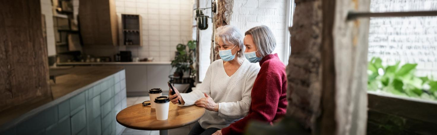 Surgeon performing minimally invasive thyroidectomy, a modern procedure for hyperthyroidism treatment with minimal scarring.