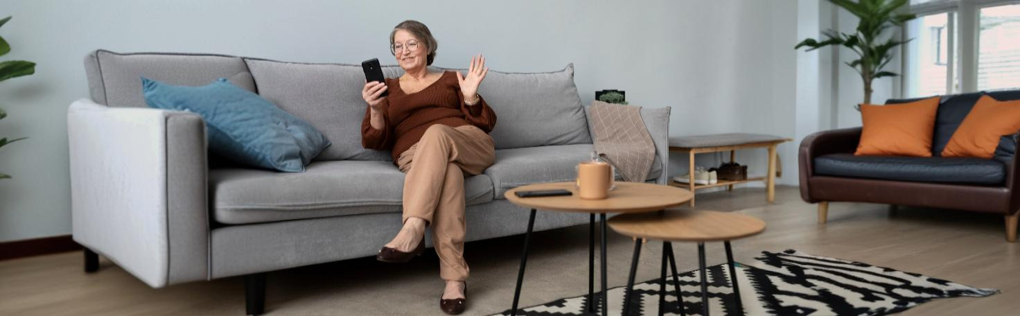 Surgeon performing open adrenalectomy to remove an adrenal gland for Cushing’s syndrome treatment.