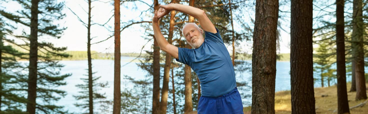 Surgeon performing hernia repair procedure, illustrating different surgical techniques and recovery considerations.